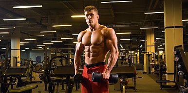 Jak trenować biceps? Najlepsze ćwiczenia na biceps